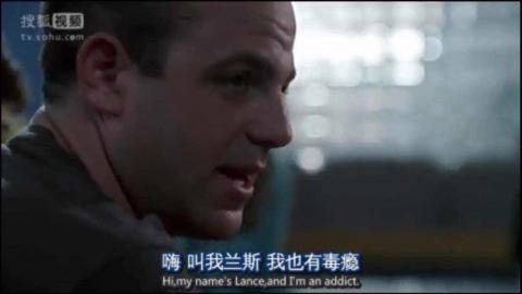 《Prison Break》剧照：副总统身边的特工Paul Adelstein为了接近Sara假扮毒瘾者，在Sara诉说自己的戒毒经历后，他说“我也是”